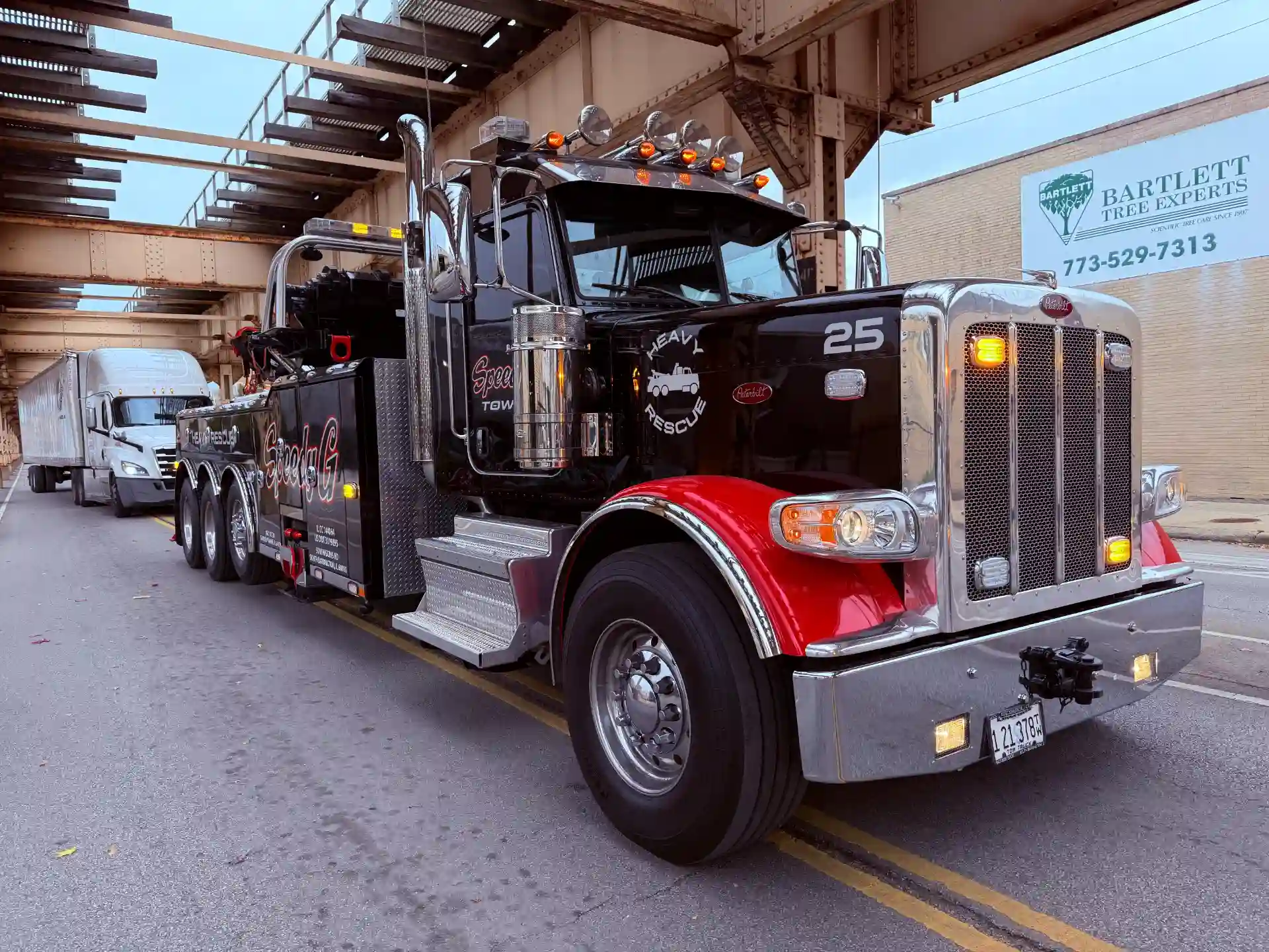 peterbilt-heavy-duty-wrecker-towing-semi-truck-chicagoland