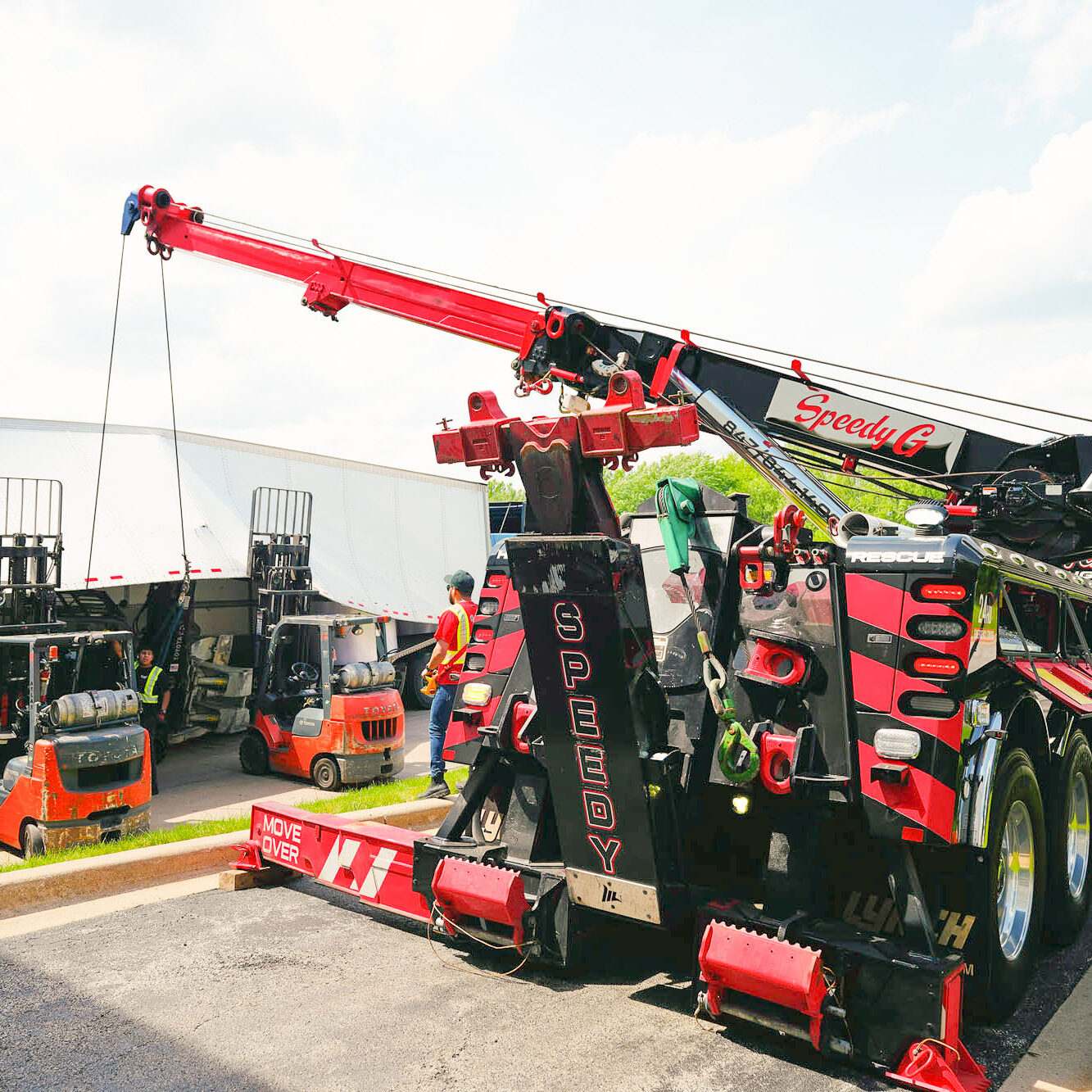 Speedy G heavy rescue truck servicing a large trailer
