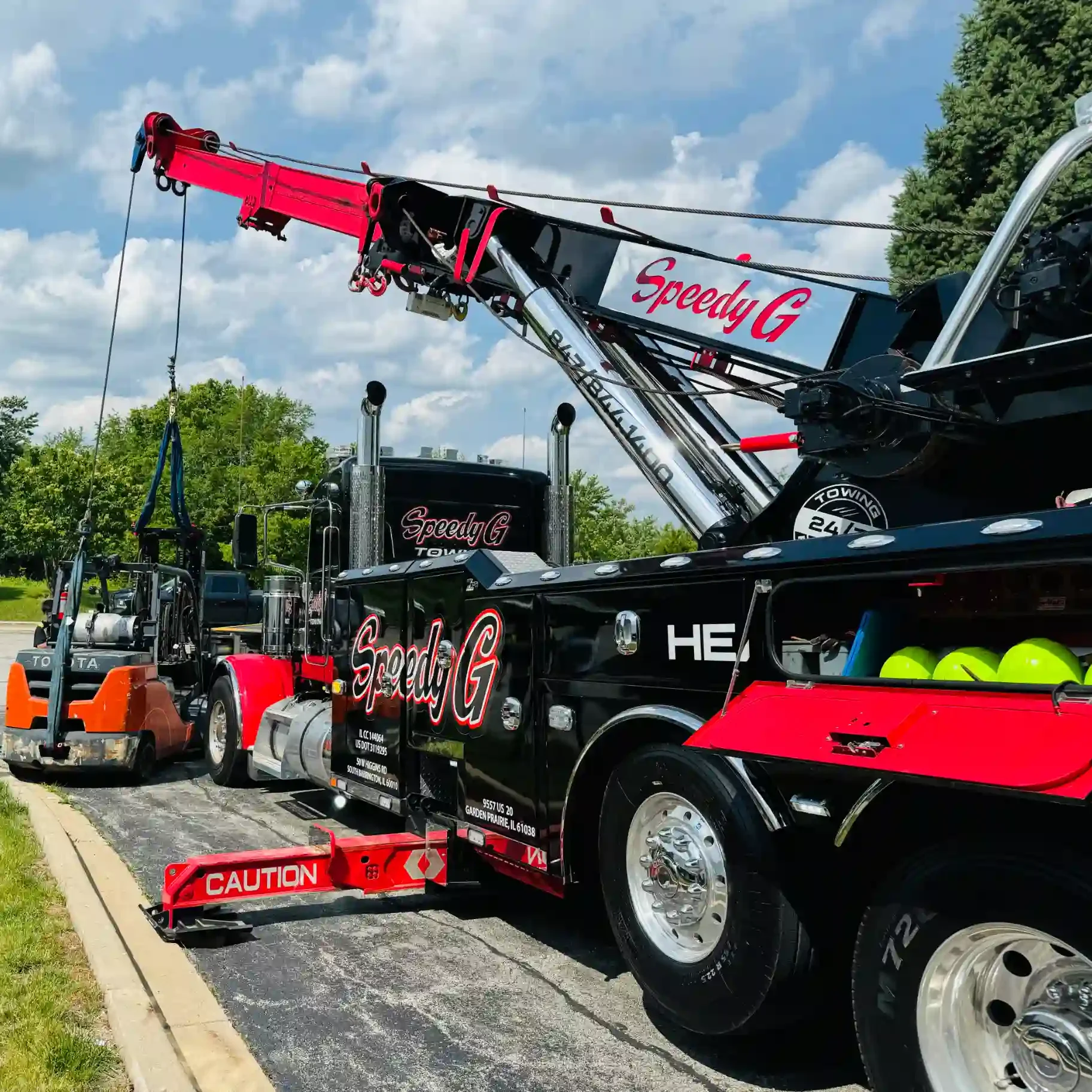 heavy-duty-boom-tow-truck-recovering-forklift