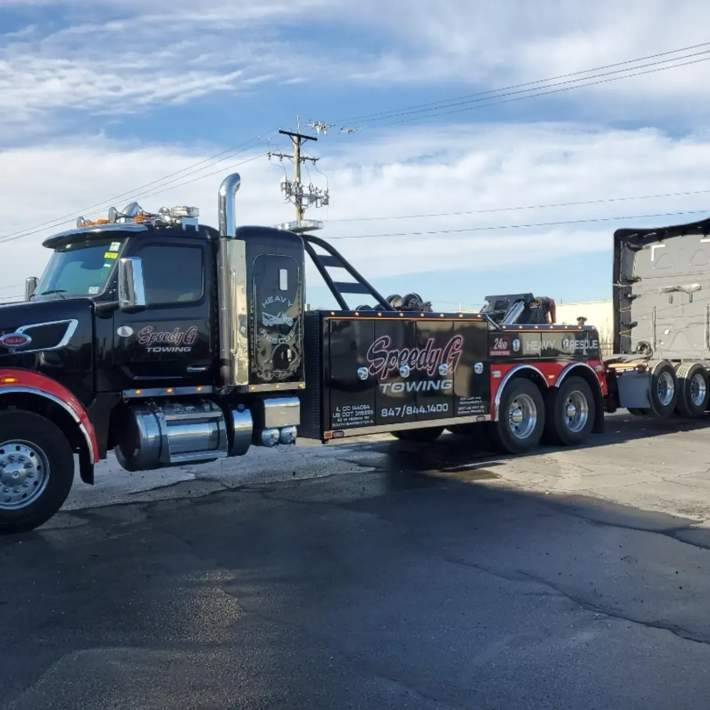 heavy-duty-peterbilt-wrecker-towing-semi-truck-chicagoland