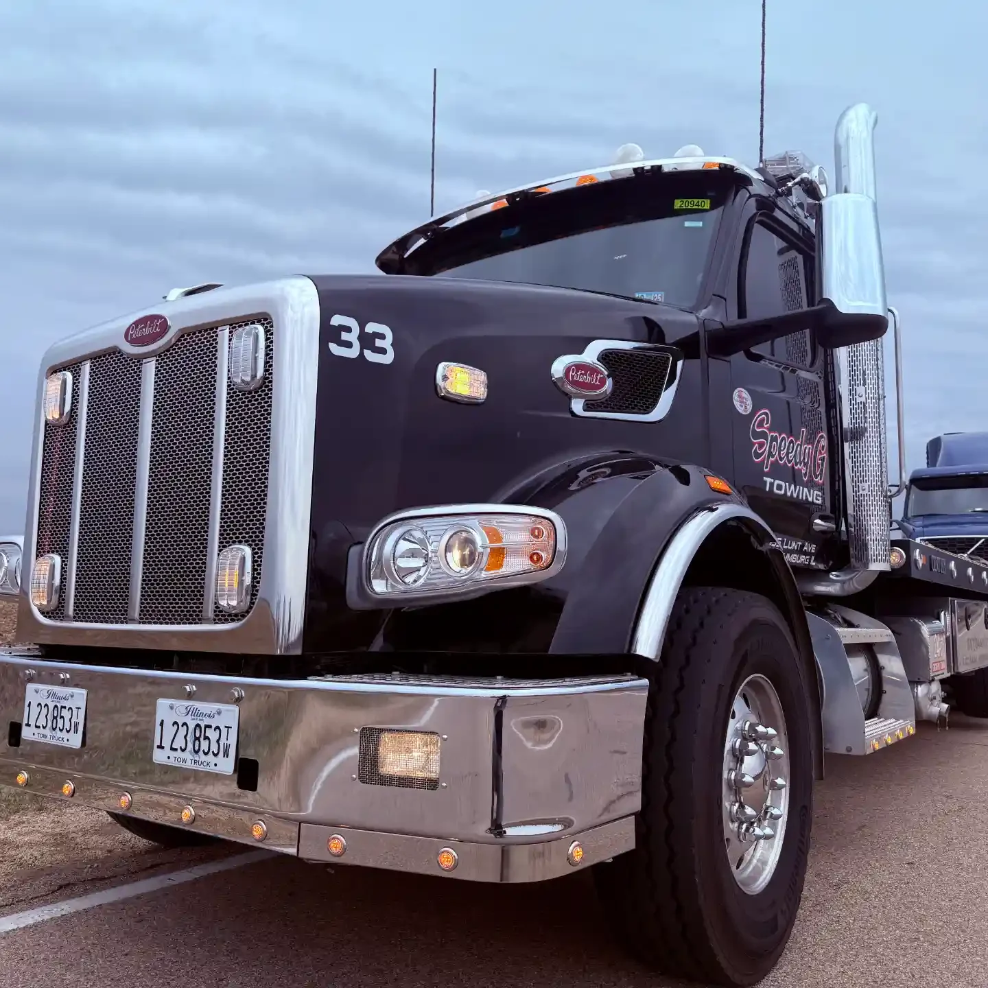 peterbilt-flatbed-tow-truck-recovery-services-chicagoland